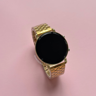 Relógio de pulso dourado com mostrador preto