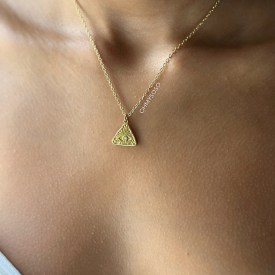 Colar dourado com pendente triangular com design de olho