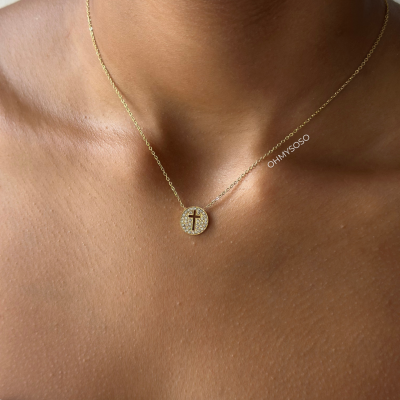 Colar dourado com pingente redondo com cruz decorada com cristais