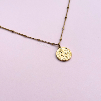 Colar dourado com corrente fina e medalha redonda com relevo