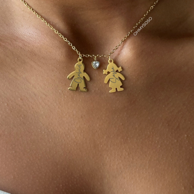 Colar dourado com dois pendentes bonecos e um pendente com coração brilhante
