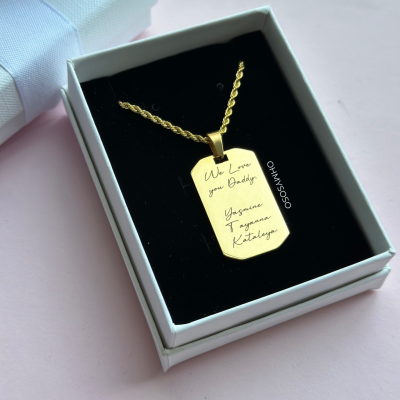 Colar dourado com pendente personalizado numa caixa de presente branca