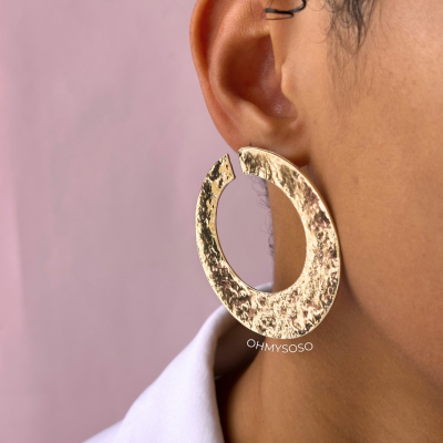 Brinco grande dourado texturizado em orelha