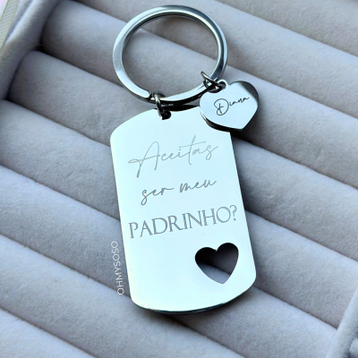 Porta-chaves metálico prateado com gravação e pendente em forma de coração
