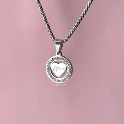 Colar prateado com pendente redondo e detalhes em pedras, texto Eloise e OHMYSOSO