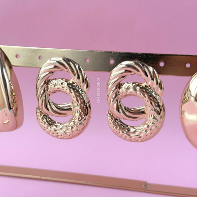 Brincos dourados entrelaçados com texturas martelada e lisa