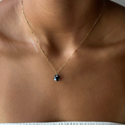 Colar dourado fino com pendente preto e branco