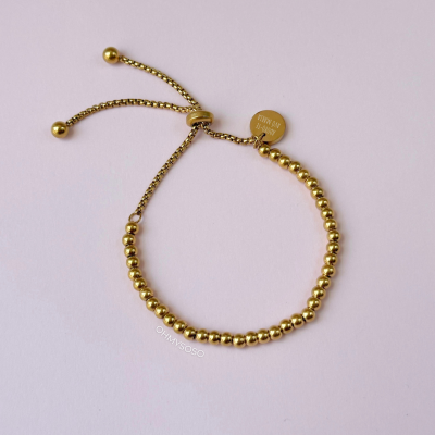 Pulseira dourada de contas com corrente e medalha gravada
