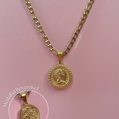 Colar com medalha dourada reversível sobre fundo rosa