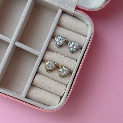 Joias coração em estojo rosa de tecido bege