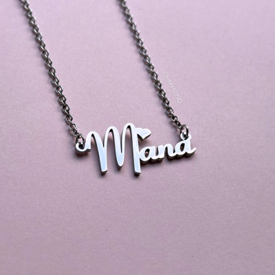 Colar prateado com pendente 'Mana' em letras cursivas