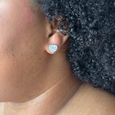 Brincos em forma de coração com pedras brilhantes na orelha