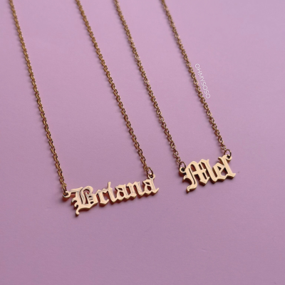 Colares dourados com nomes em letras góticas sobre fundo rosa