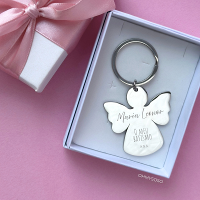 Chaveiro metálico anjo personalizado em caixa branca com caixa presente branca e laço de cetim rosa