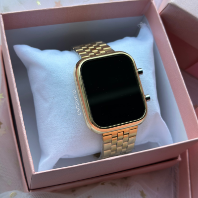 Relógio inteligente dourado com ecrã retangular em embalagem rosa