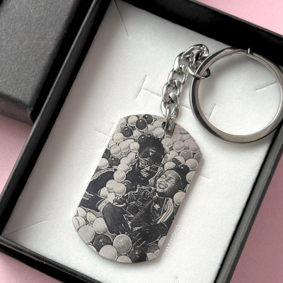 Chaveiro metálico com imagem gravada dentro de caixa preta