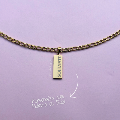 Colar dourado com pendente retangular com a palavra SOULMATE