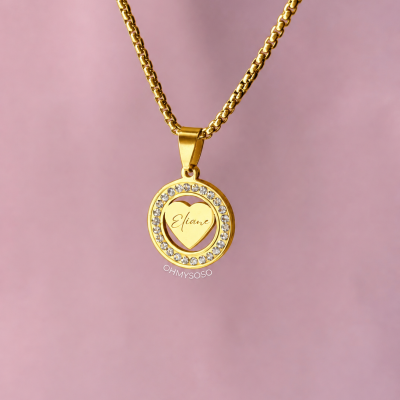 Colar dourado com pendente redondo e texto Eliane