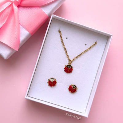 Conjunto de joias com colar e brincos de joaninha em caixa branca e caixa de presente com laço rosa