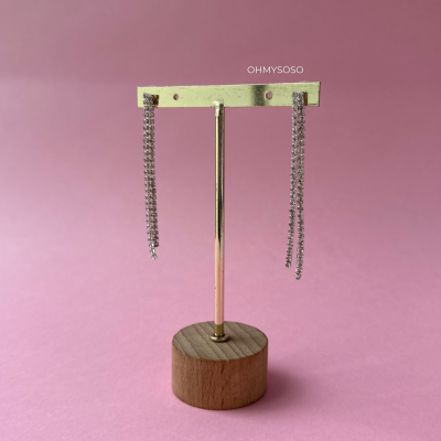 Brincos pendentes com cristais em suporte metálico e base de madeira