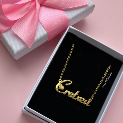 Colar dourado com nome 'Cretrei' em caixa preta e embalagem branca com fita rosa