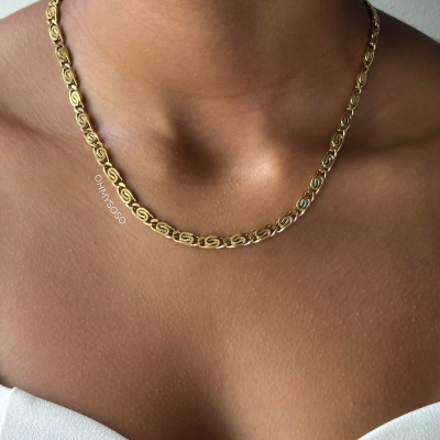 Colar dourado com elos entrelaçados ao pescoço