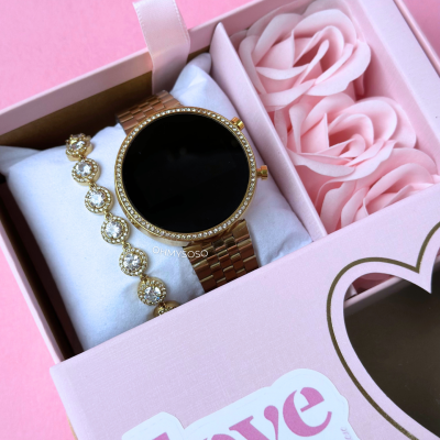 Caixa de presente rosa com relógio dourado, pulseira brilhante e flores