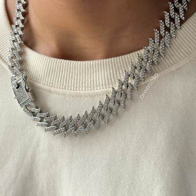 Colar prateado com pedras brilhantes e camisola branca