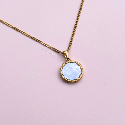 Colar dourado com pendente redondo branco facetado