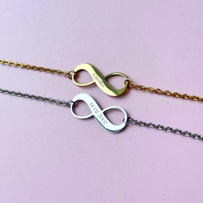 Duas pulseiras de elo fino em dourado e prateado com símbolos de infinito e coração gravados