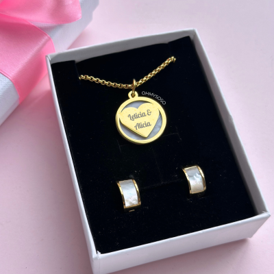 Conjunto de joias com colar dourado e brincos em caixa branca com interior preto