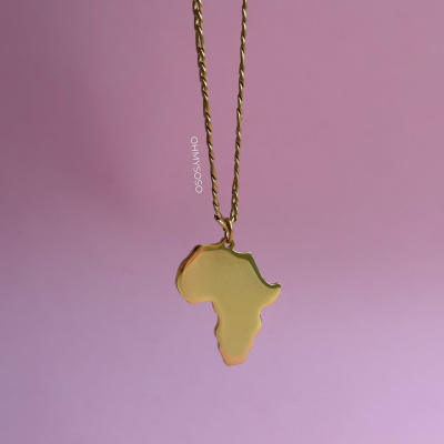 Colar dourado com pendente em forma de África com fundo rosa