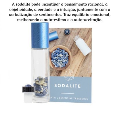 Frasco com pedras azuladas, taça de madeira com pedras e cartão azul com texto Sodalite.
