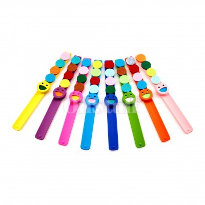 Oito pulseiras de silicone coloridas com círculos de feltro e carinhas sorridentes