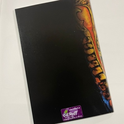 Caderno capa preta com design marmorizado colorido e etiqueta roxa