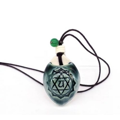 Colar com pendente em cerâmica verde com símbolo geométrico e cordão preto