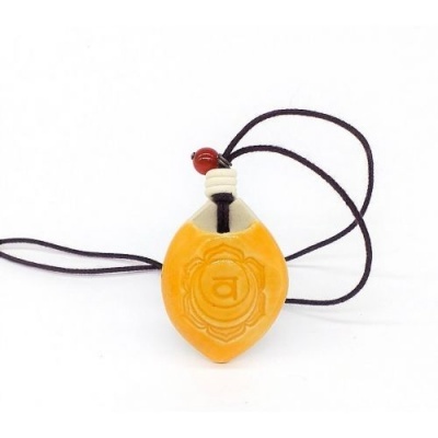 Colar com pendente de cerâmica laranja com símbolo em relevo e cordão preto