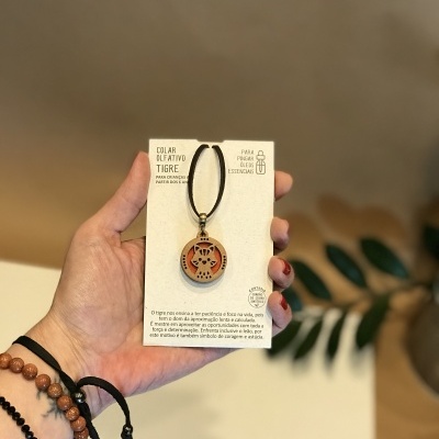 Colar olfativo Tigre com pendente redondo de madeira e cordão preto