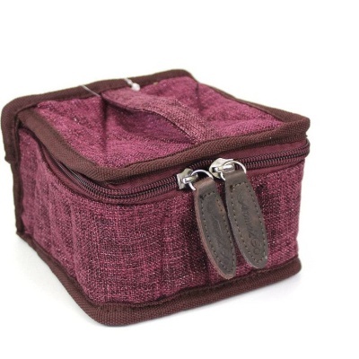 Bolsa quadrada bordô com fecho castanho escuro