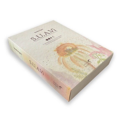 Embalagem de produto com arte floral e texto S.U.A.V.i