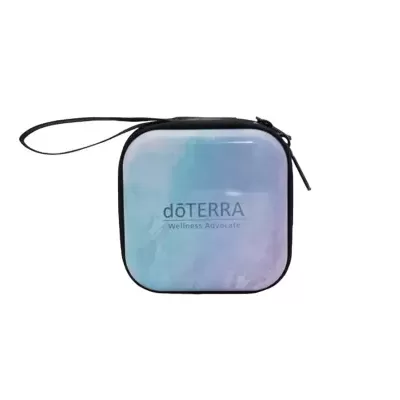 Bolsa quadrada dōTERRA com fecho e alça preta e texto Wellness Advocate
