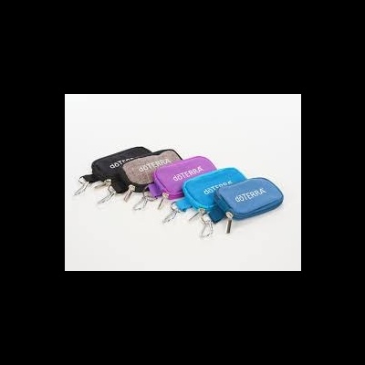 Cinco bolsas pequenas de tecido coloridas com fecho e mosquetão, com o logo dōTERRA