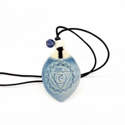 Colar com pendente em cerâmica azul claro e cordão preto