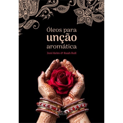Mãos com henna segurando rosa vermelha em fundo preto com texto de capa de livro
