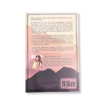 Parte traseira de um livro com texto, imagem e código de barras sobre fundo de montanhas coloridas