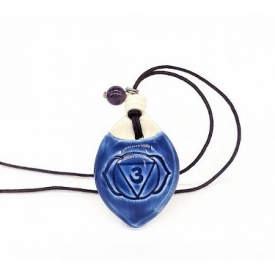 Colar com pendente cerâmico azul e creme com cordão preto