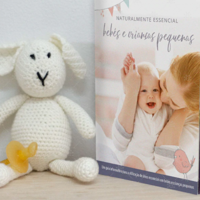 Boneco de croché em forma de ovelha com biberão e livro sobre bebés e crianças pequenas