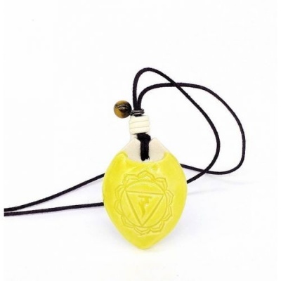 Colar com pendente amarelo em forma de coração e cordão preto.