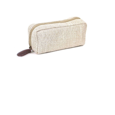 Estojo retangular de tecido bege com fecho de correr e puxador de couro castanho