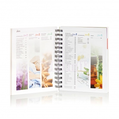 Livro aberto com páginas de texto e imagens naturais, encadernação espiral